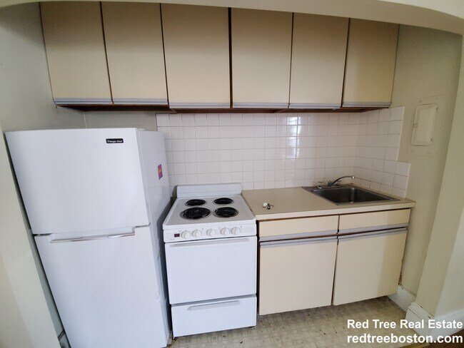 1688 Beacon St unit 20, Brookline, MA 02446 - photo 3