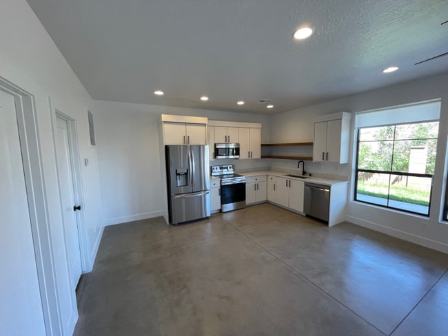 676 676 W Lava Pointe Dr, St. George, UT 84770 - photo 4