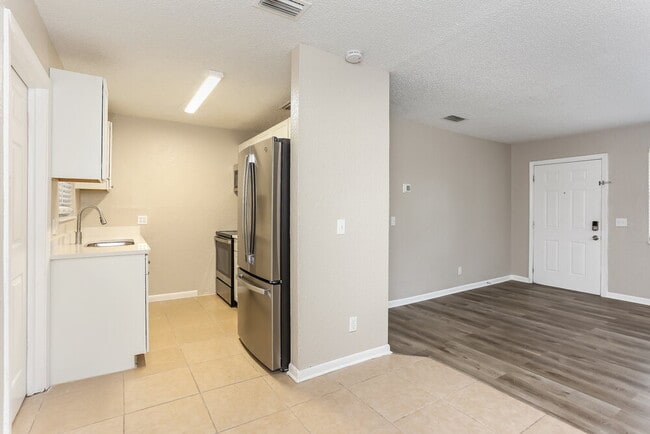 9505 Waynesboro Ave, Jacksonville, FL 32208 - photo 6