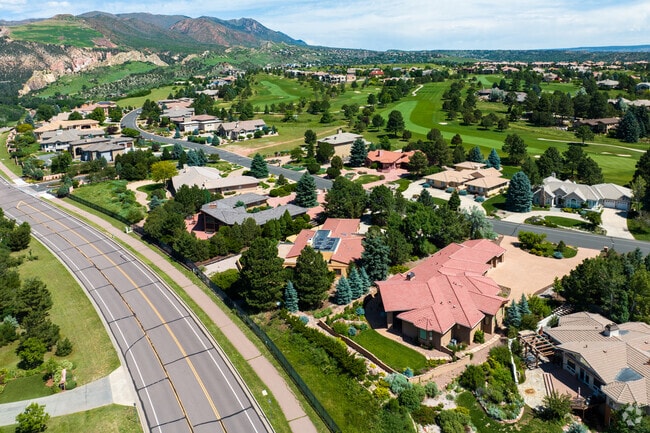 There are serval mansions within the Kissing Camels neighborhood.