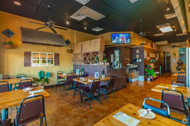 Capparelli's is where you can find great food and great service at Fair Oaks Ranch.