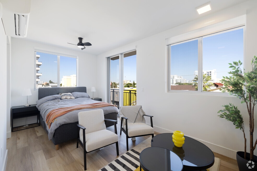 650 SW 1st St, Miami, FL 33130 - photo 1