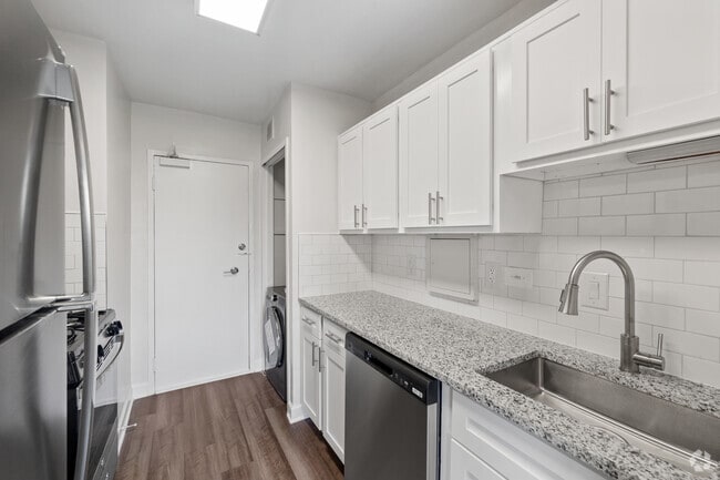 1 BD, 1 BA - 798 SF