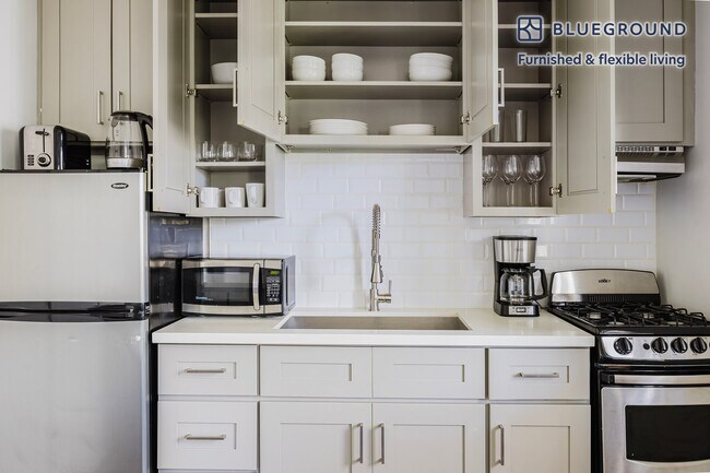 4140 Grand View Blvd unit FL2-ID1327, Los Angeles, CA 90066 - photo 7