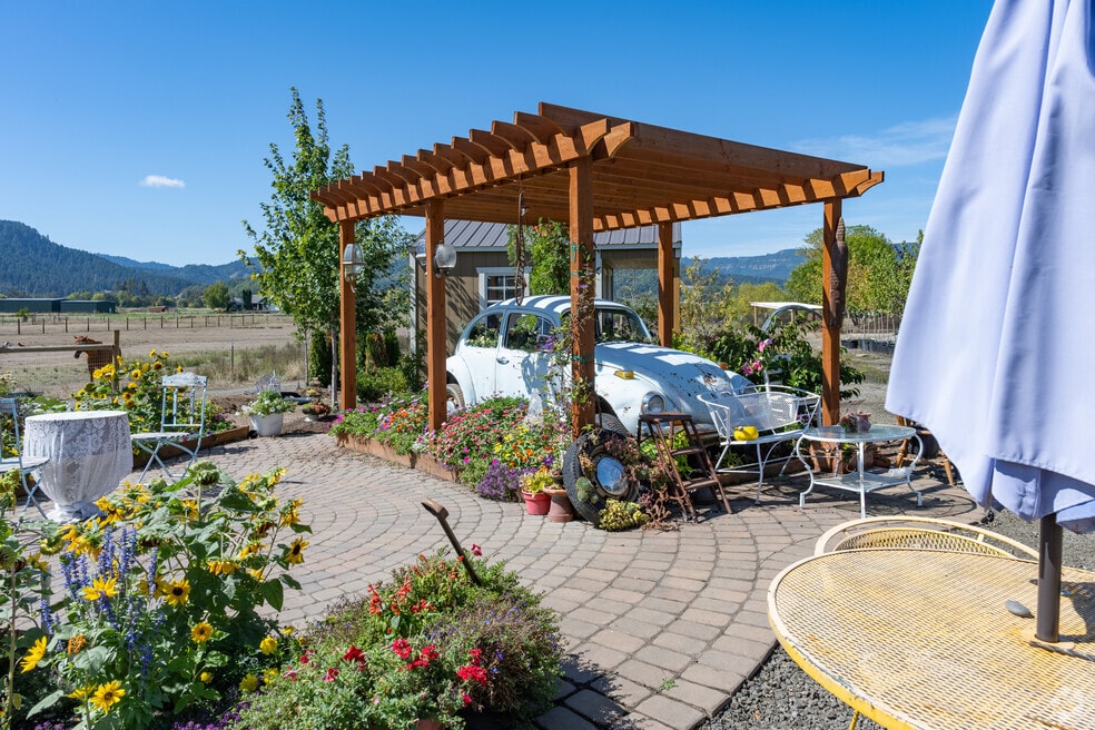 NH_Lookingglass_555975_P2_V2_TH_092524