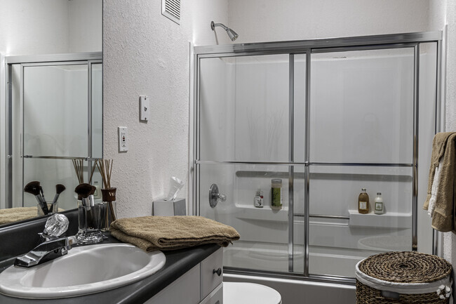 1BR, 1BA - 1094SF