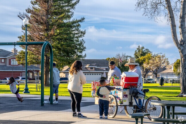 You can find small vendor carts serving Rio Lindo Park.