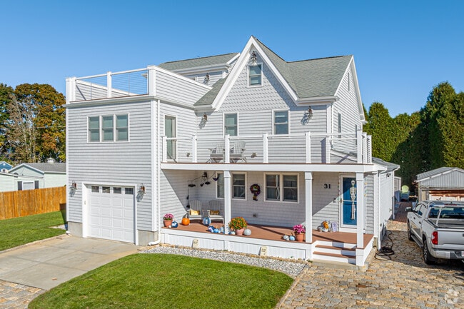 Pope Beach includes four-bedroom houses with easy access to waterfront scenery.