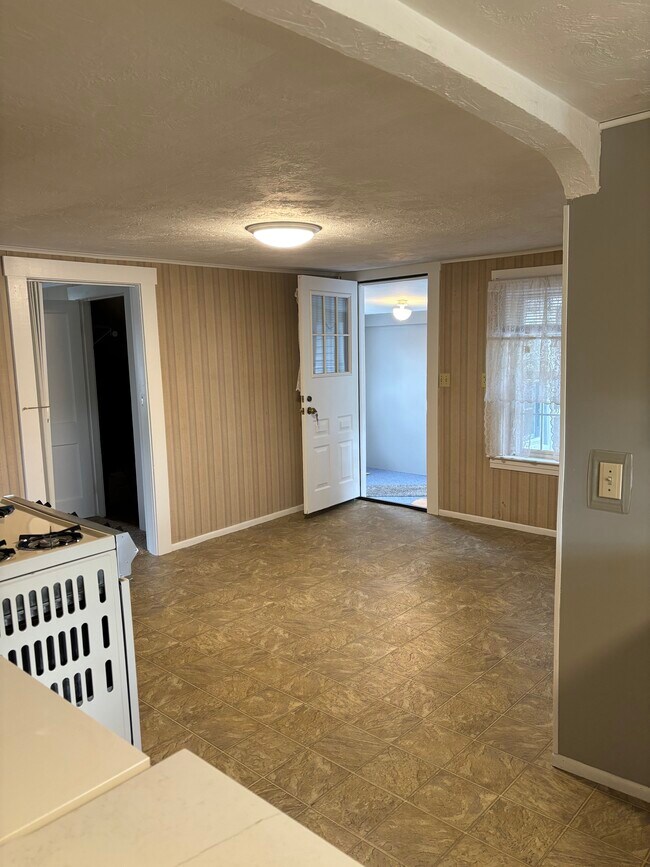 72 Hoover St unit 2 2nd floor, Leominster, MA 01453 - photo 4