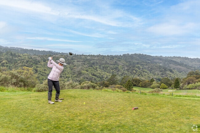 People living near downtown Burlingame are close to several golf courses.