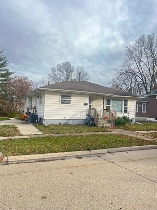 2116 Iowa St, Cedar Falls, IA 50613