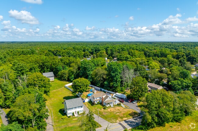 Large lots are common across Elliotts Corner’s quiet blocks.