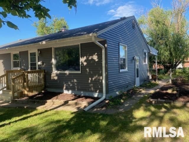 926 Cimarron Dr, Davenport, IA 52804 - photo 2