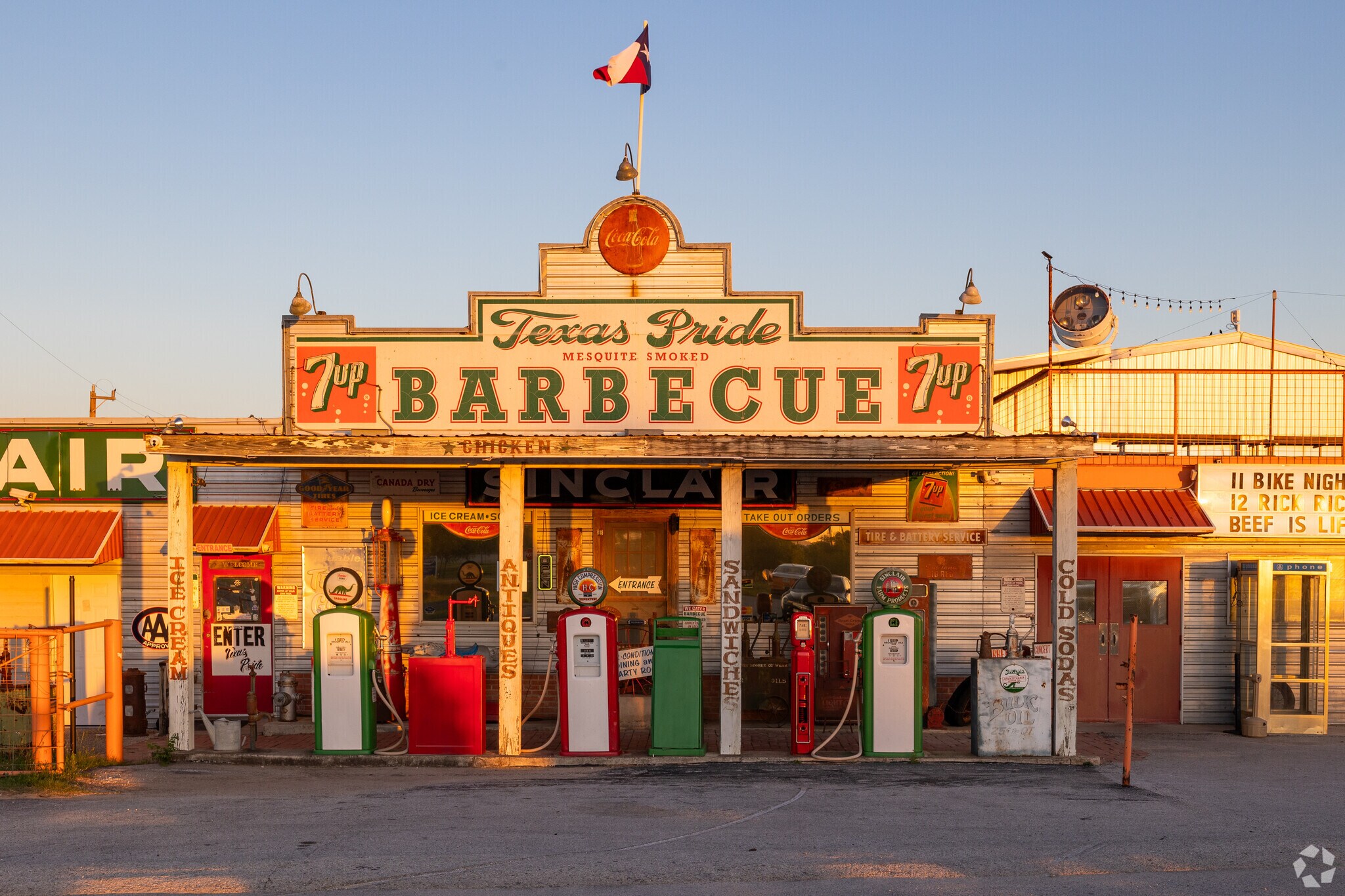 Texas Pride BBQ offers residents in the area awesome food and drinks in St. Hedwig and Atkins.