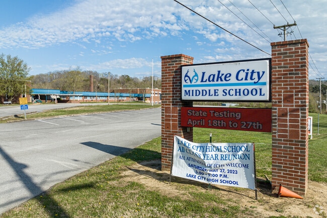 Lake City Middle School received a 6 out of 10 from Great Schools.