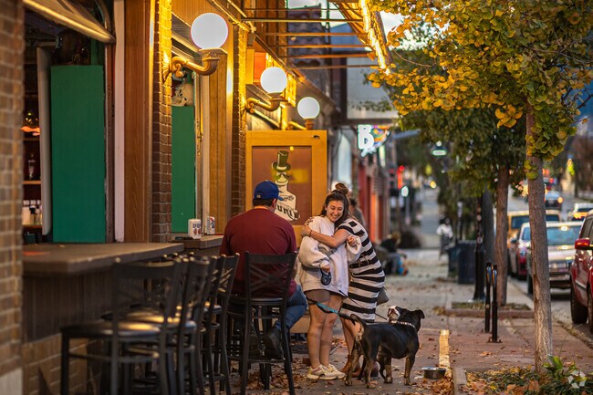 Locally-owned restaurants and shops along 39th Street are easily accessible to Volker residents.