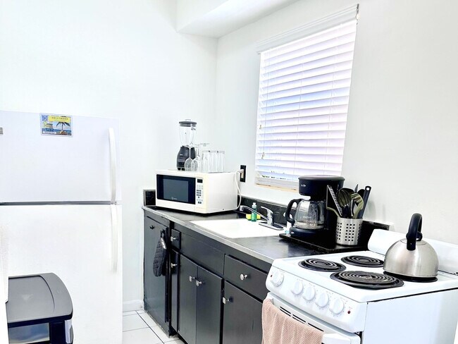 322 Oregon St unit FL2-ID1034662P, Hollywood, FL 33019 - photo 7