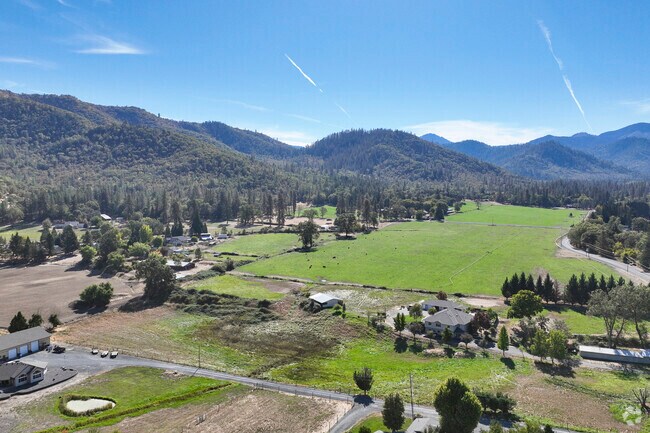 There's plenty of beautiful farmland all over the Foots Creek neighborhood.