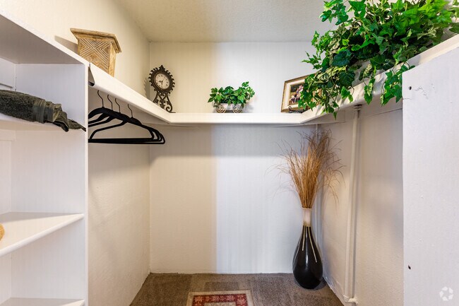 1BR, 1BA - 550SF