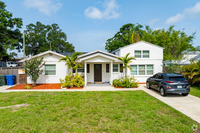 Some of the homes in Coral Heights have larger sized lots/