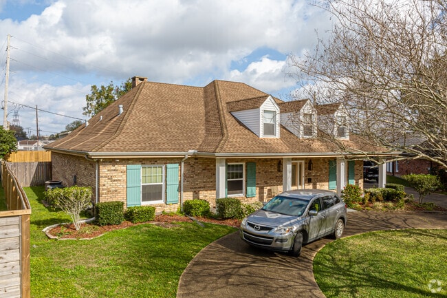 Timberlane homes often feature large U-shaped driveways.