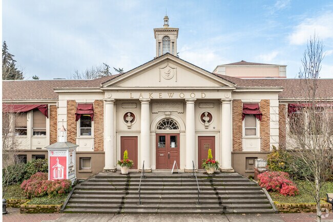 Lakewood Center for the Arts in Lake Oswego hosts events and juried art shows.