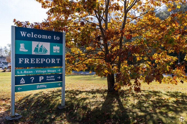 Gateway signage welcomes visitors to Freeport’s shopping and outdoors.