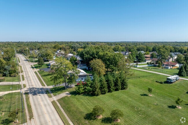 Nestled between Downtown Decatur and I-72, Hill Crest offers convenient living.