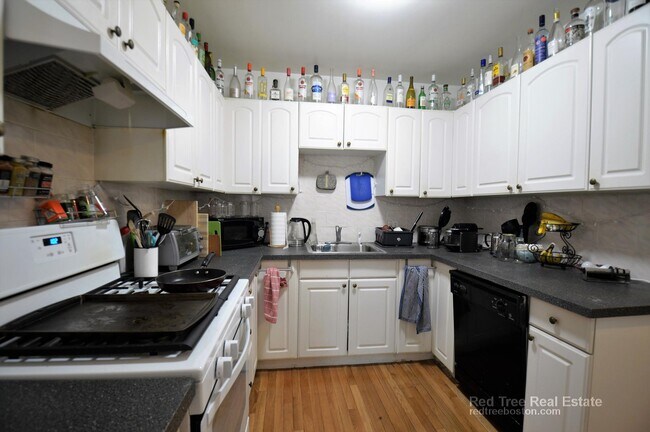 54 Egmont St unit 1, Brookline, MA 02446 - photo 4