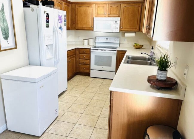 8789 S Caliente Dr, West Jordan, UT 84081 - photo 5