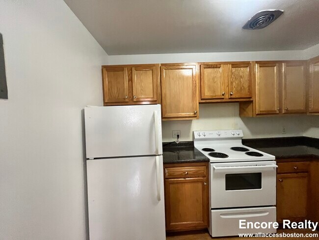 312 Tappan St unit 1, Brookline, MA 02445 - photo 2