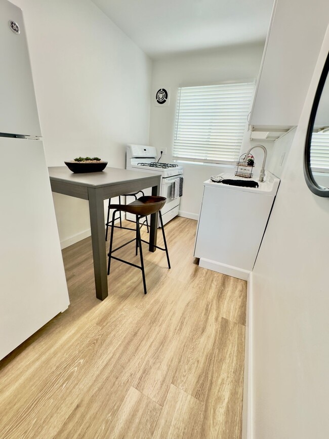 Overlook Point Apartments, San Diego, CA 92103 - photo 7