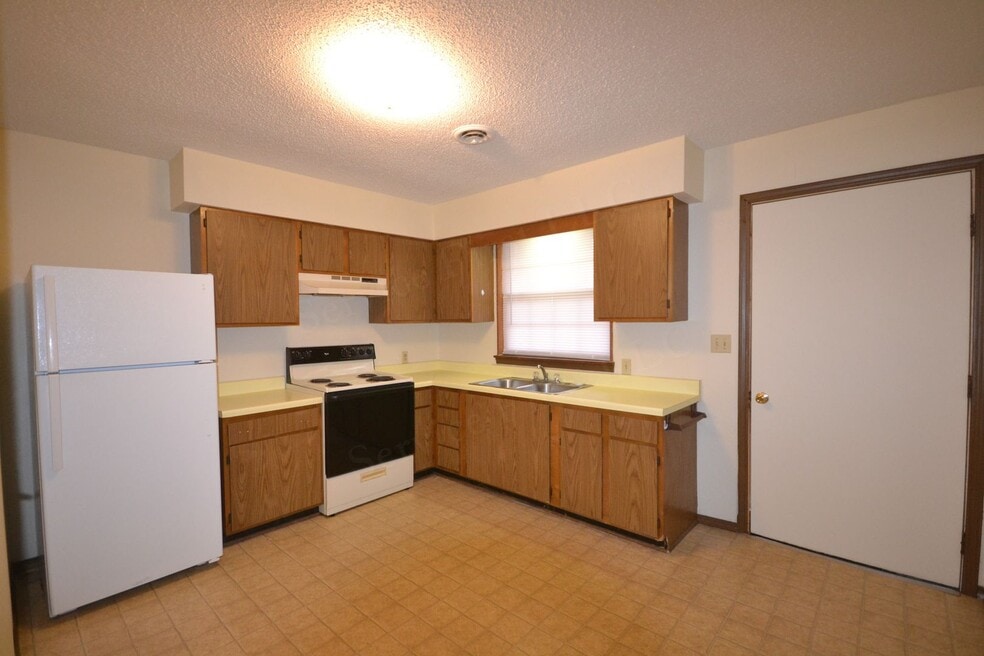 503 Broad St unit 7, Greenfield, MO 65661 - photo 1