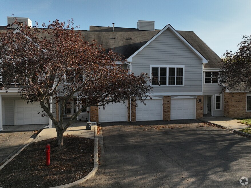 5998 Chasewood Pkwy unit 1, Minnetonka, MN 55343 - photo 2