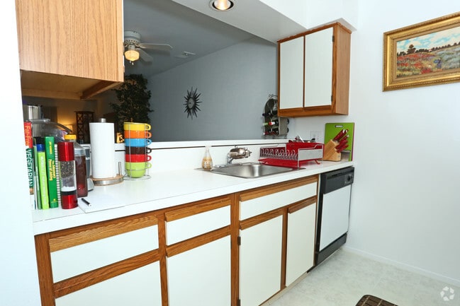 2 Bed 2 Bath Deluxe - Kitchen