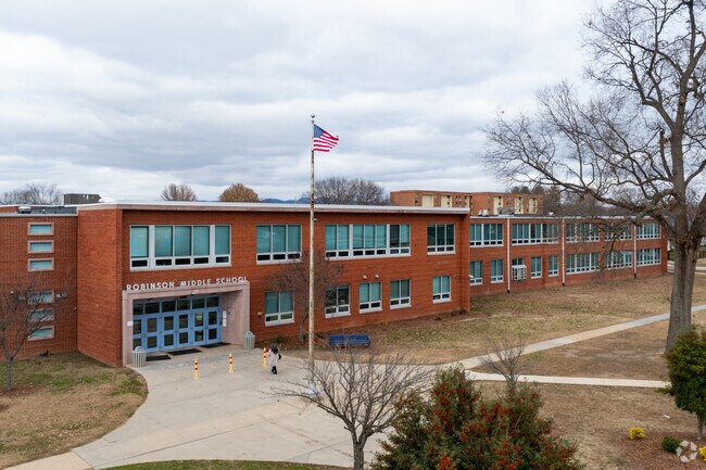 Ross N. Robinson Middle School serves grades 6-8 in the Kingsport City School District.