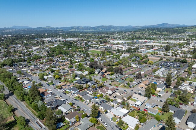 Roseland is located close to big-box shopping across Highway 101 and downtown Santa Rosa at the 3rd Street exit.