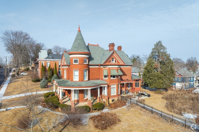 There are many historical residential buildings in Dubuque like this Queen Anne.
