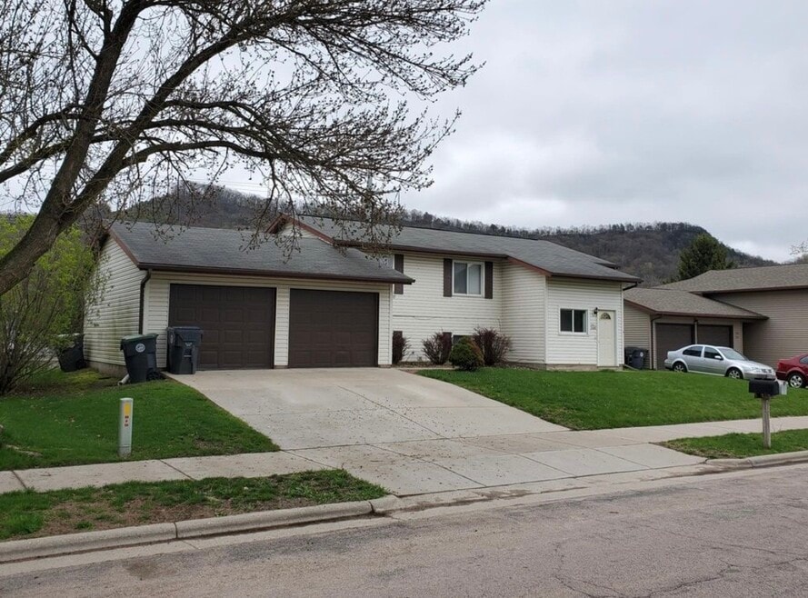 3511 29th Ct S unit Upper Unit Duplex, La Crosse, WI 54601 - photo 1