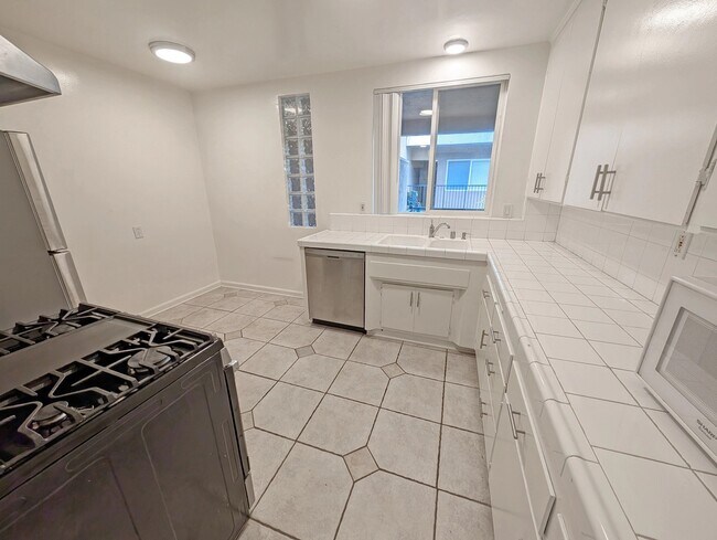 833 S Plymouth Blvd unit 839-5, Los Angeles, CA 90005 - photo 6