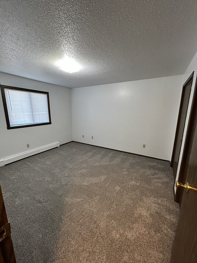 907 Thomas Ave, Jamestown, ND 58401 - photo 6