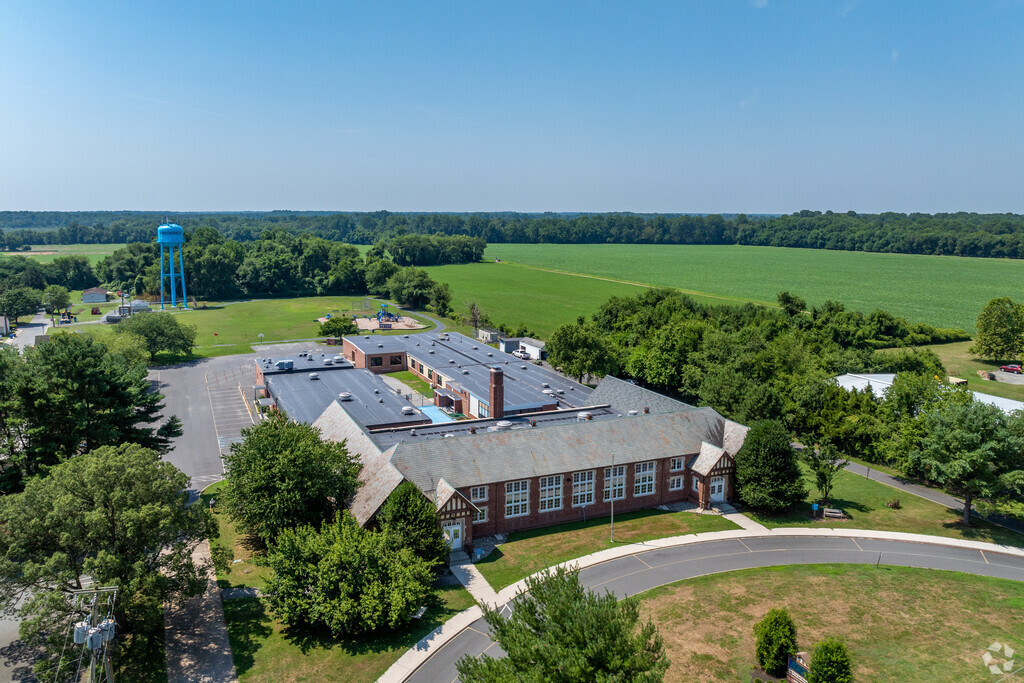 Lake Forest East Elementary School has roughly 300 students that attend.