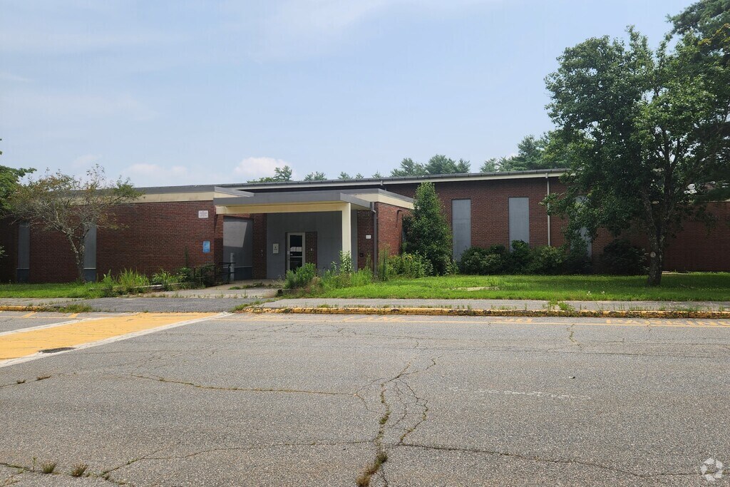 Maquan Elementary School serves the Hanson, MA, community.