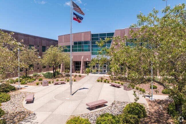 At Fossil Ridge Intermediate School, the student-teacher ratio is 22:1.