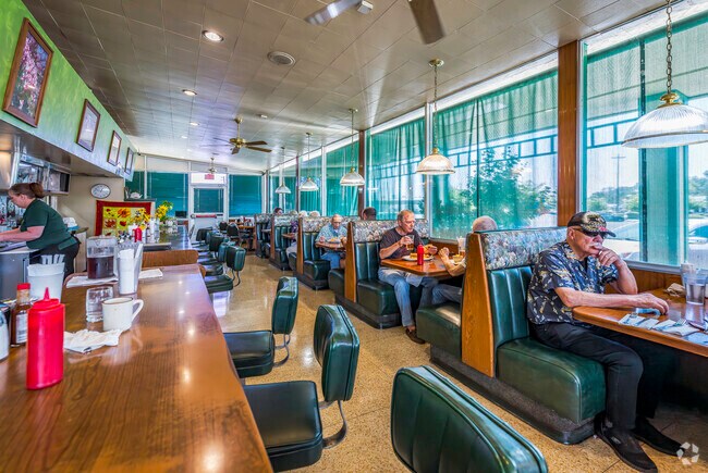 Sweeties Café has the best service and tasty BBQ near Country Heights.