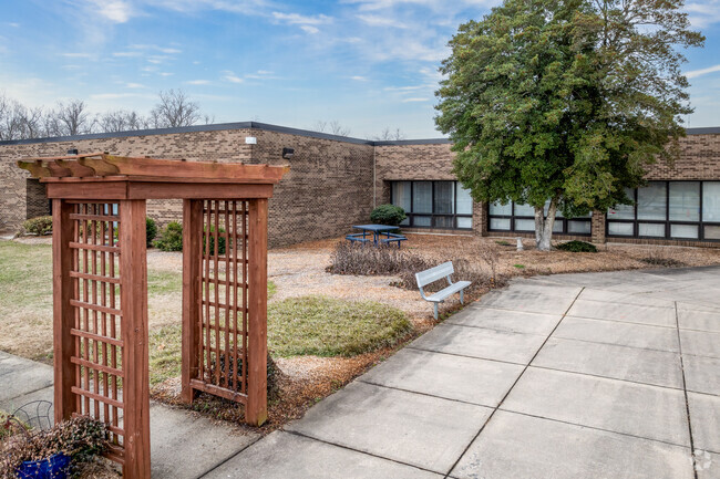 North Davie Middle School has a student-teacher ratio of 14 to 1.