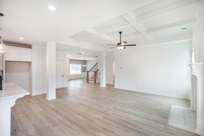 212 Meadows Ln 12.jpg