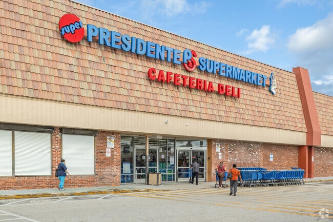 Presidente Supermarket #38 in Glen Ridge, FL is a great place to get everything under one roof.