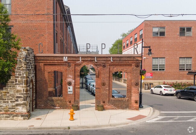 The factories of Woodberry employed thousands of people in the mid 1800's.