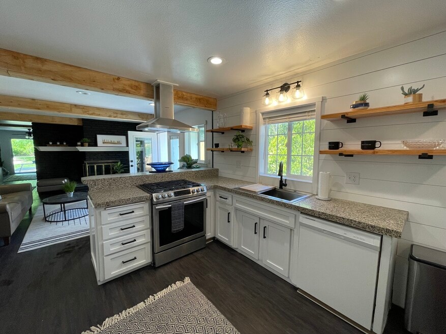 1258 Mistletoe Ln unit Little Getaway, Redding, CA 96002 - photo 1